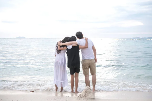 Família Jovem Praia Segurando Uns Aos Outros Jovem Família Interracial — Fotografia de Stock