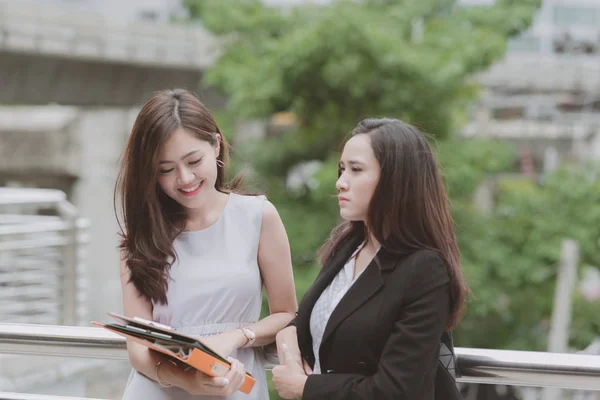 Dos hermosa seguro asiático negocios mujer tomando un café bre —  Fotos de Stock