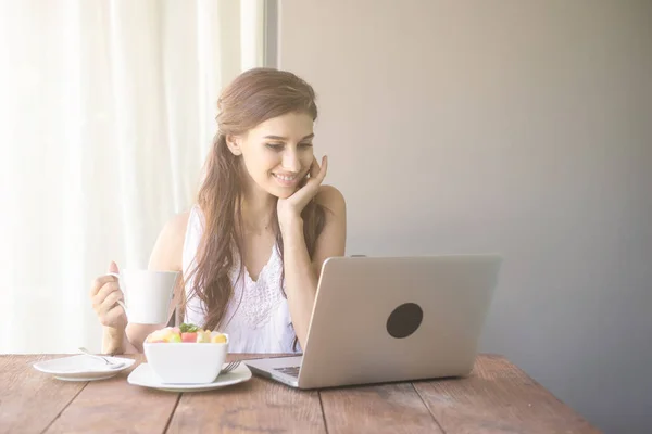 Kvinna Med Kaffe Och Arbetar Utanför Arbetar Bärbar Dator Sin — Stockfoto