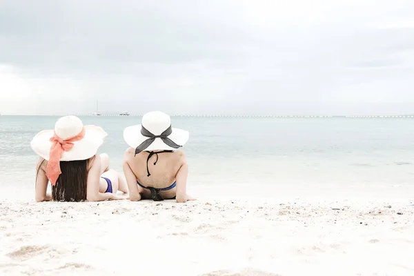Красиві Молоді Одного Китайських Жінок Веселяться Пляжі Сідаючи Відпочинку Носіння — стокове фото