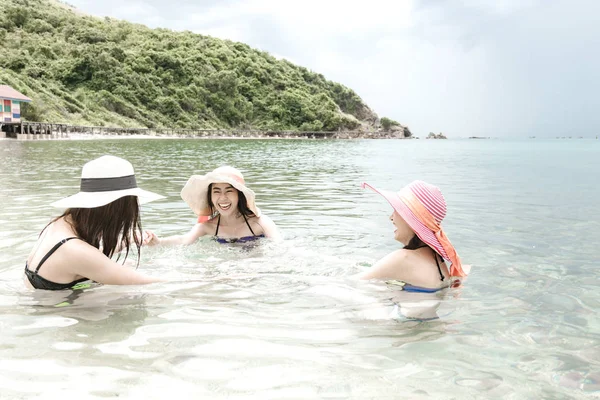 Ομάδα Όμορφη Νεαρή Ενιαία Κινεζικές Γυναίκες Έχοντας Διασκέδαση Στην Παραλία — Φωτογραφία Αρχείου