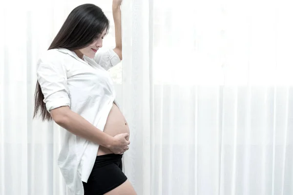 Conceito Maternidade Chinesa Saudável Retrato Jovem Chinesa Grávida Sua Casa — Fotografia de Stock