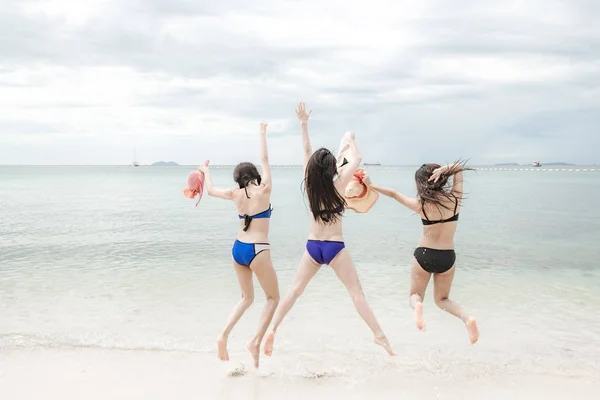 Beautiful Young Single Chinese Women Having Fun Beach Jumping Wearing — Stock Photo, Image