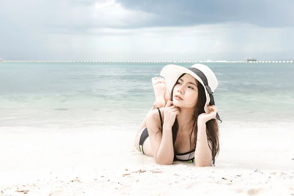 Beautiful Young Single Chinese Woman Having Fun Beach Laying Happy — Stock Photo, Image