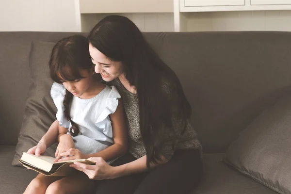 Mamma Läser Bok Till Dotter Vardagsrummet Tillsammans Familjen Roligt Tid — Stockfoto