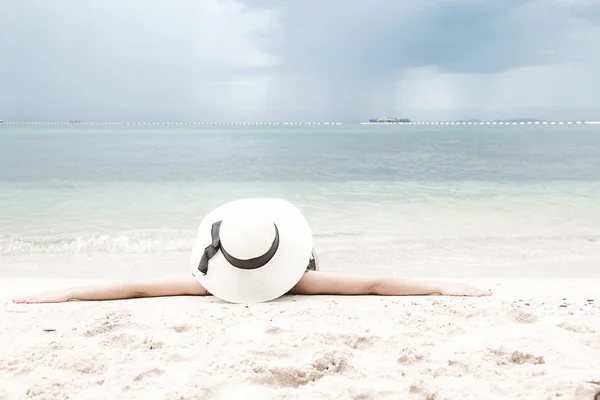 Красива Молода Одного Китайська Жінка Веселяться Пляжі Укладання Вниз Щасливі — стокове фото
