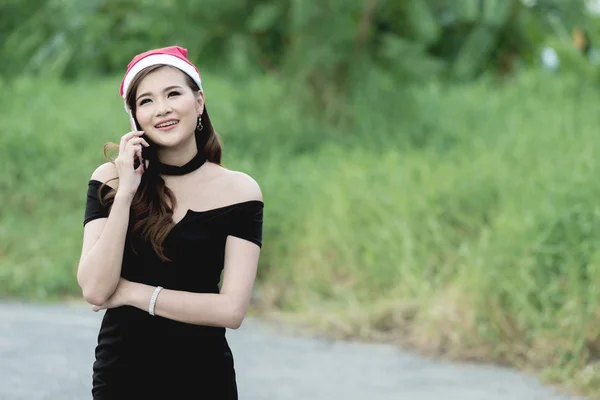 Bella Donna Cinese Con Cappello Babbo Natale Parlando Smart Phone — Foto Stock