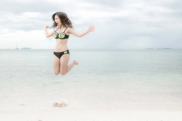 Hermosa Joven Mujer China Soltera Divirtiéndose Playa Saltar Usar Bikini — Foto de Stock