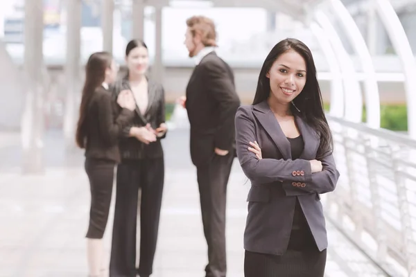 Confiado buscando mixta mujer de negocios posando brazo cruz . — Foto de Stock