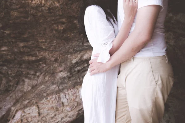 Casal Segurando Outro Com Fundo Praia Rochosa Jovem Casal Interracial — Fotografia de Stock