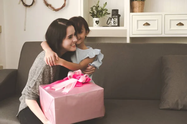 Giovane Ragazza Ricevuto Grande Regalo Sua Madre Sensazione Sorpresa Molto — Foto Stock