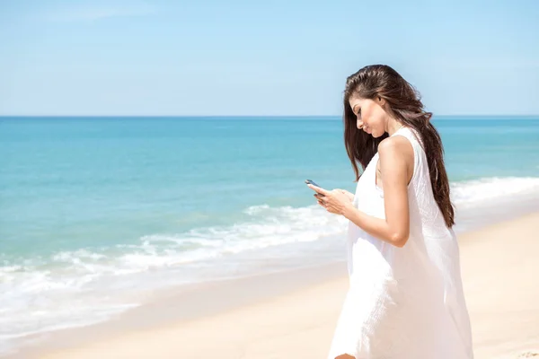 Mooie Jonge Één Witte Vrouw Strand Het Gebruik Van Mobiele — Stockfoto