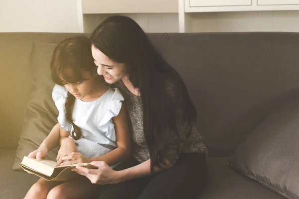 Mamma Läser Bok Till Dotter Vardagsrummet Tillsammans Familjen Roligt Tid — Stockfoto