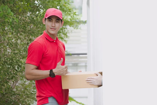 Junges Logistisches Karrierekonzept Glücklicher Zusteller Der Sein Paket Dem Kunden — Stockfoto