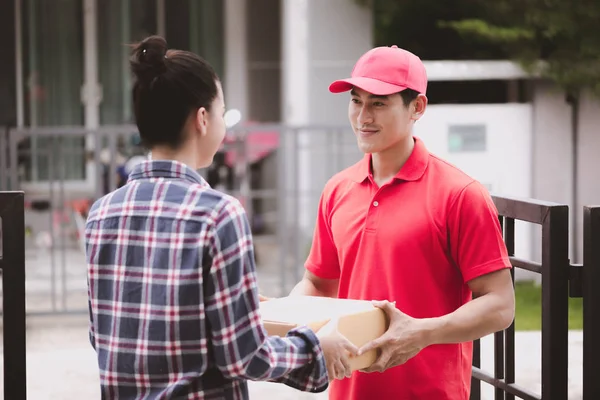 Conceito Carreira Logística Jovem Entrega Feliz Homem Dando Seu Pacote — Fotografia de Stock