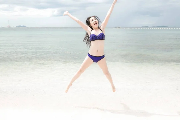 Hermosa Joven Mujer China Soltera Divirtiéndose Playa Saltar Usar Bikini — Foto de Stock