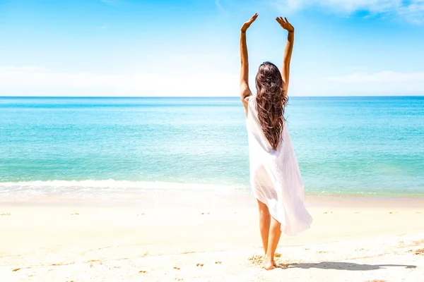 Schöne Junge Alleinstehende Weiße Frau Strand Stehen Glückliche Freiheit Pose — Stockfoto