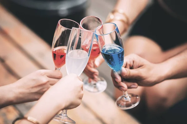 Vrienden Hand Met Champagneglazen Een Toast Maken Genomen Echte Pub — Stockfoto