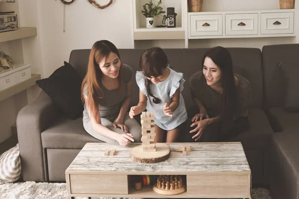 Due Donne Che Giocano Puzzle Con Figlia Salotto Famiglia Divertente — Foto Stock