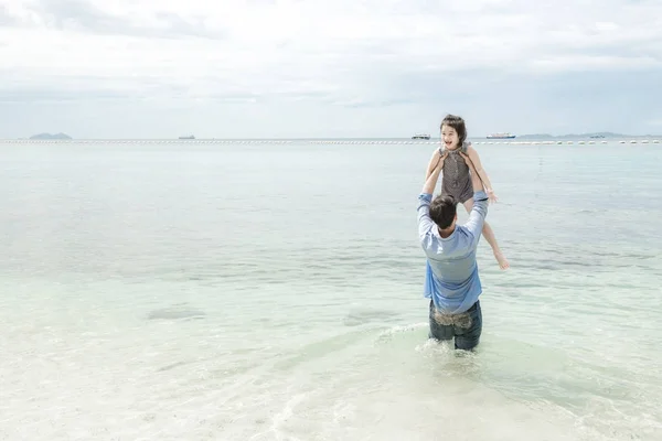 Família Jovem Praia Segurando Uns Aos Outros Jovem Família Interracial — Fotografia de Stock