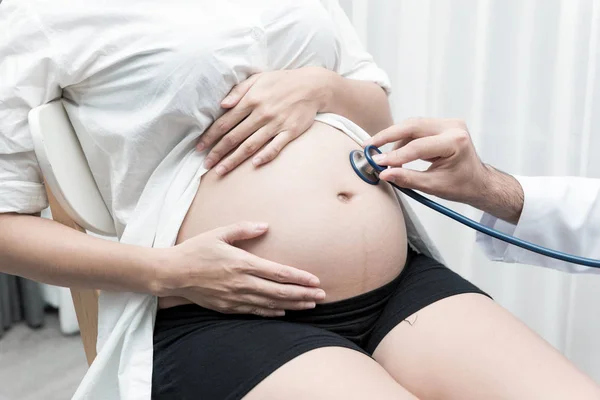 豪斯医生的概念 怀特医生在她家探望一位怀孕的亚裔中国妇女 以便快速检查她的怀孕进度 采取室内与六月老孕妇 — 图库照片