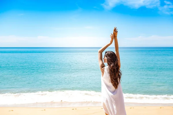 Schöne Junge Alleinstehende Weiße Frau Strand Stehen Glückliche Freiheit Pose — Stockfoto