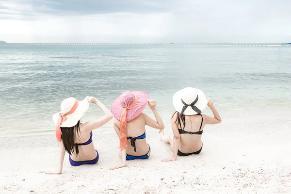 Beautiful Young Single Chinese Women Having Fun Beach Sitting Relaxing — Stock Photo, Image