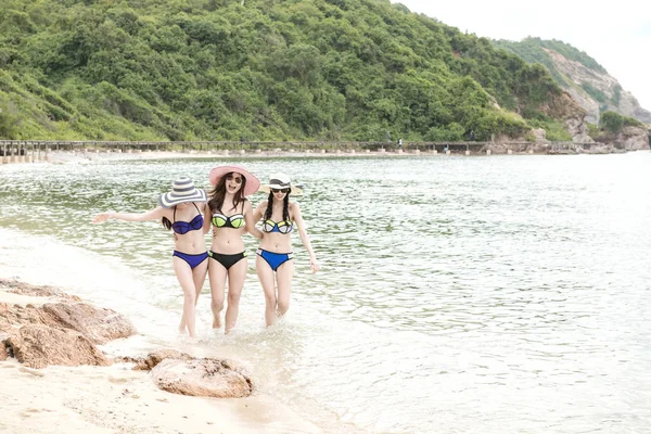 Group Beautiful Young Single Chinese Women Having Fun Beach Walking — Stock Photo, Image
