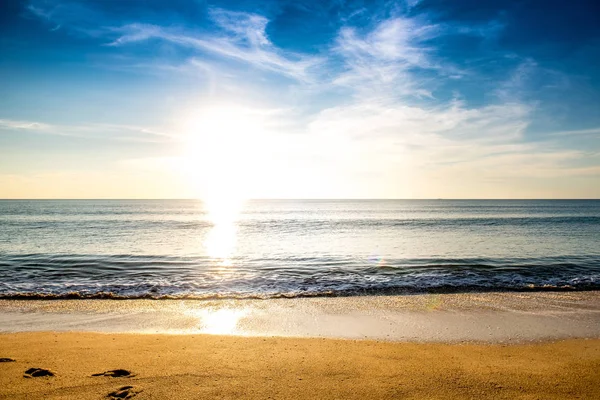 Plaj gün batımı. Günbatımı okyanus dalgaları ve dramatik yüksek kontrast filtre ile kumsalda. Tayland boş altın kumsalda alınan.