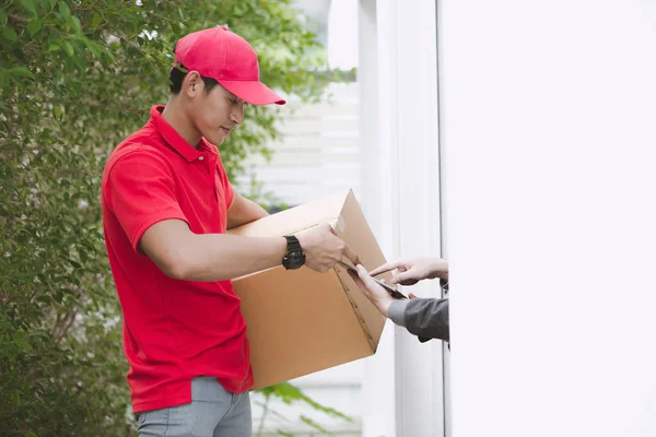 Jonge Logistieke Carrière Concept Gelukkig Levering Man Die Zijn Pakket Rechtenvrije Stockafbeeldingen