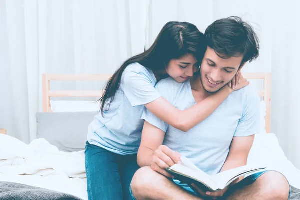 Concepto Amantes Las Carreras Mixtas Joven Hombre Blanco Leyendo Libro —  Fotos de Stock