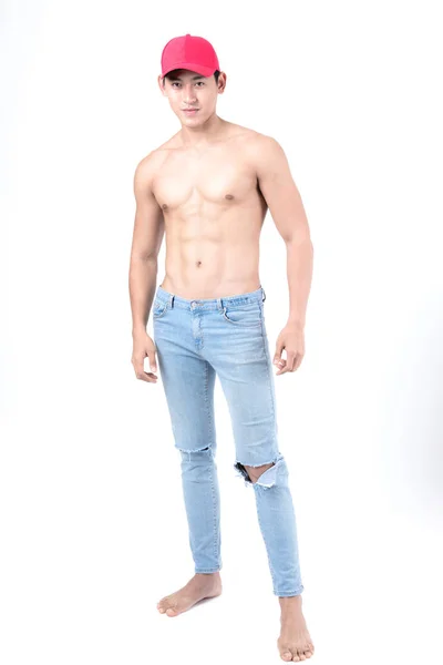 健身和健康的概念 健美运动的男子弯曲他的身体显示他的六包 孤立的白色背景 半裸亚洲华人瘦肌肉男穿牛仔裤 — 图库照片
