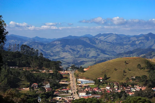 Uitzicht op de stad van Goncalves en Serra da Mantiqueira (Minas Gerais - Brazilië) — Stockfoto
