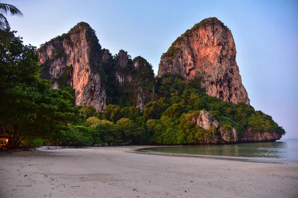 Salida del sol en Krabi en la playa Railay —  Fotos de Stock