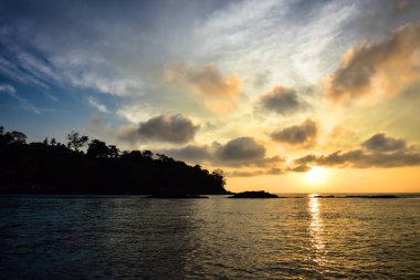 Phi Phi Island seyahat oldu Maya Beach - için (Tayland /January 2017 yılında güzel gündoğumu)