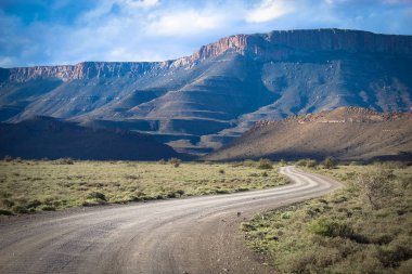 Güzel dağ Karoo Milli Parkı'nda-Güney Afrika gün batımı görünümü