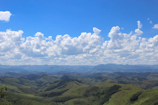 塞拉达 Mantiqueira （山范围） 在 Conservatoria 市 — 图库照片