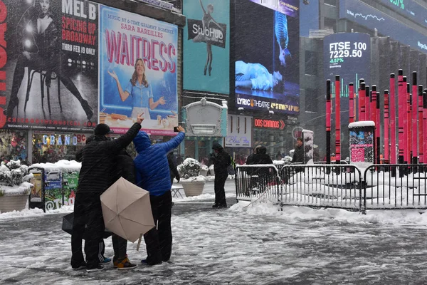 Turist tar selfie på Times Square på dagen att vinterstorm Niko träffar New York City — Stockfoto