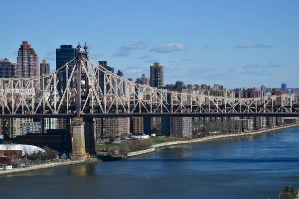 Ed Koch Queensboro Bridge pohled z Long Island City na Rooseveld ostrov — Stock fotografie