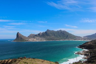 Cape Town Chapman'ın tepe üzerinde gözetleme noktasından Hout Bay görünümü