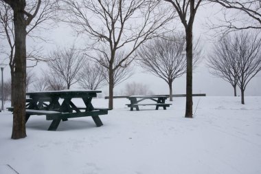 Banklar kış fırtına Stella sırasında karla kaplı. New York
