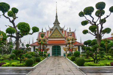 İçinde tapınak Wat Arun (şafak Tapınağı) güzel Bahçe 