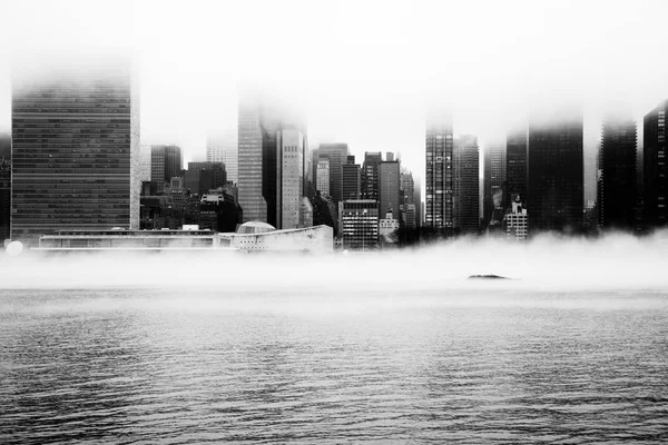 密な霧は、2018 の 1 月に冬の日の間にニューヨーク市をカバーしました。マンハッタンの眺め. — ストック写真