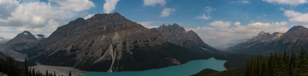 Vista panorámica del lago Peyto y el pico Caldron - Parque Nacional Banff, Alberta, Canadá —  Fotos de Stock