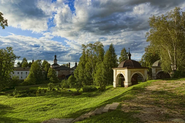 O antigo mosteiro do norte russo — Fotografia de Stock
