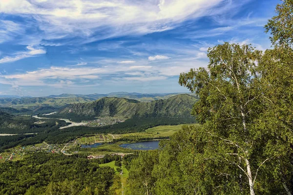 Górski krajobraz z jeziora i miejscowości Zdjęcie Stockowe