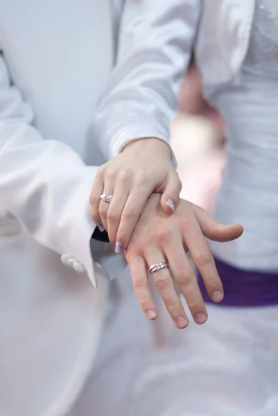 Noiva e noivo, alianças de casamento e mãos — Fotografia de Stock