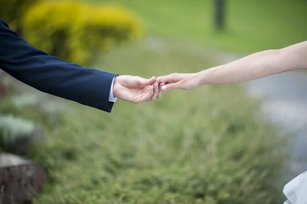 Noiva e noivo e suas duas mãos — Fotografia de Stock