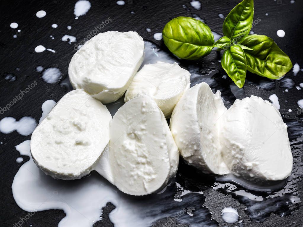  Freschissime mozzarelle fiordilatte su lastra di ardesia nera