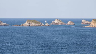 Plaj ve sahil manzaraları taşlara.